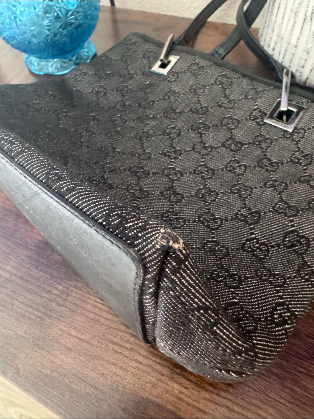 Gucci 1990s quiet classic luxury vintage bucket handbag, Italy, Authentic 31244 - Picture 11 of 16